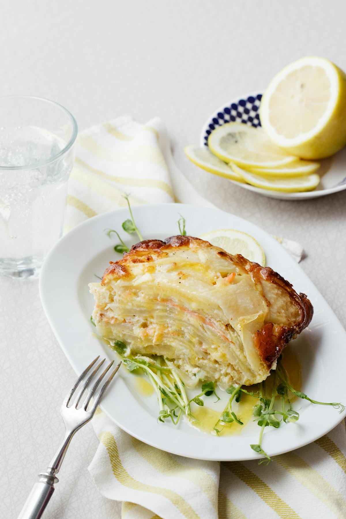 Laxpudding med kålrabbi och skirat smör