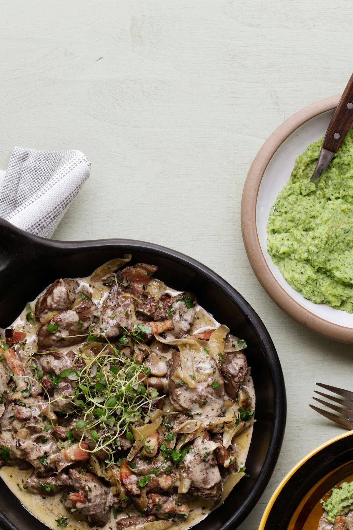 Kycklinglever i gräddsås med broccolimos