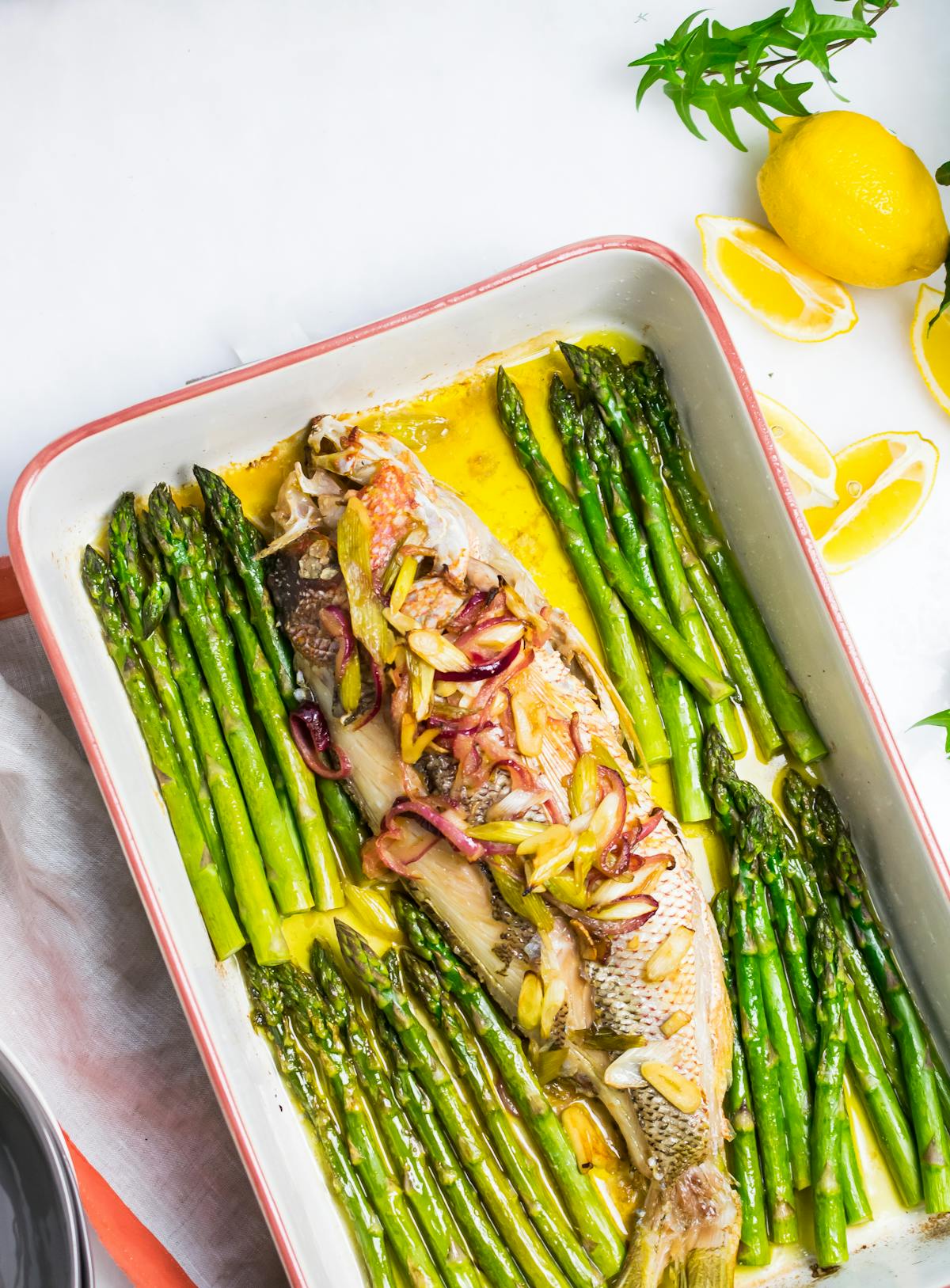 Hel fisk i ugn med salladslök och sparris