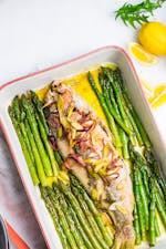 Hel fisk i ugn med salladslök och sparris