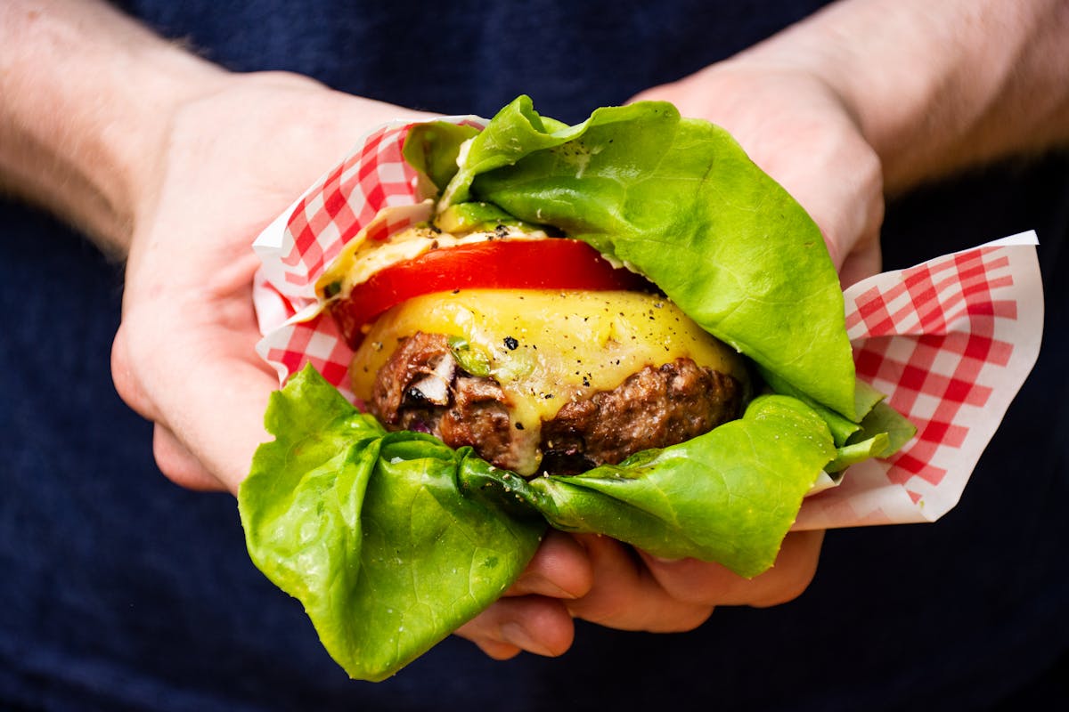 Smörburgare med cheddar i salladswrap