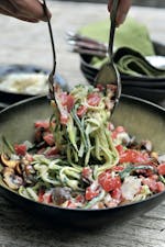 Zucchinipasta med krämig parmesansås