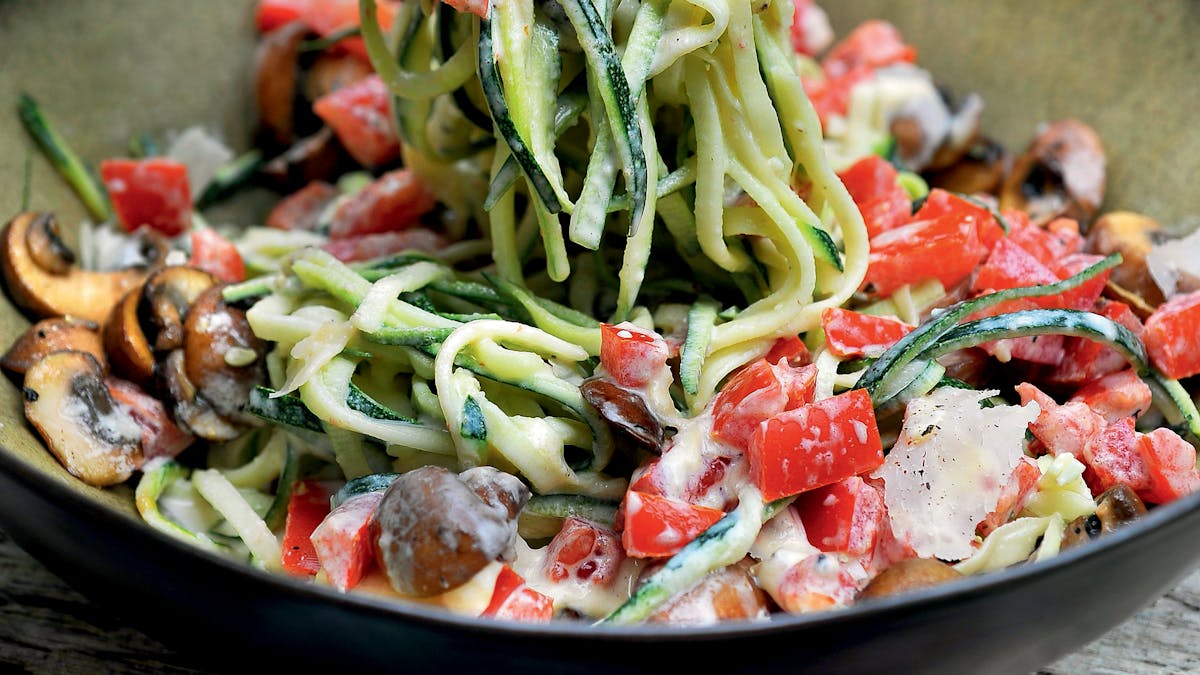 Zucchinipasta med krämig parmesansås