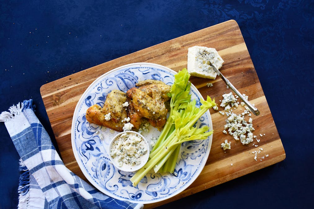 Kycklingvingar med ädelostdressing