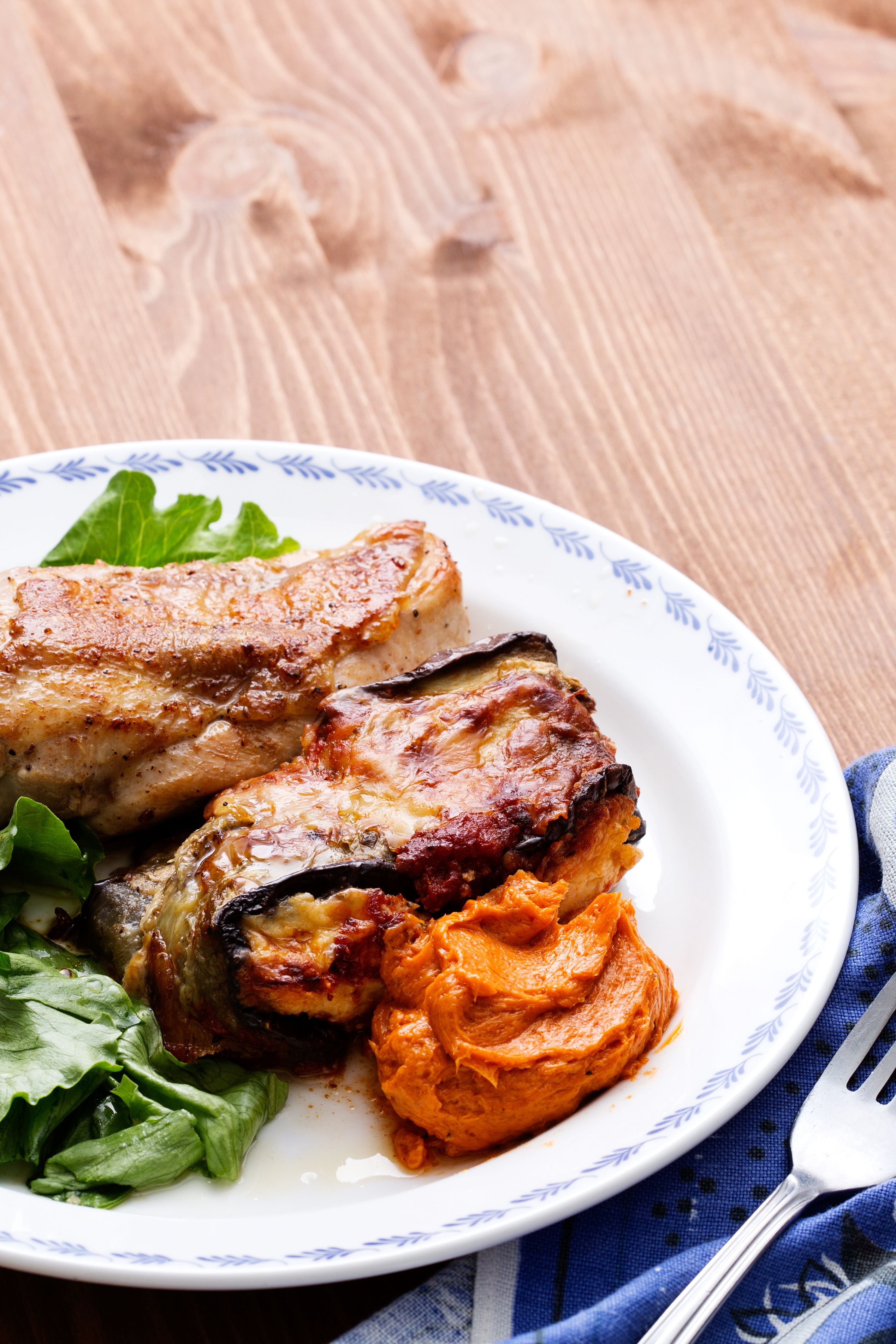 Kyckling med auberginerullar och tomatsmör