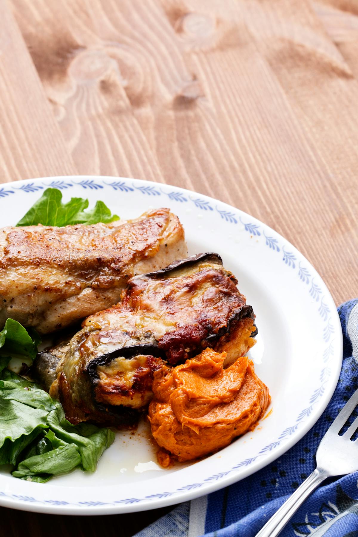 Kyckling med auberginerullar och tomatsmör