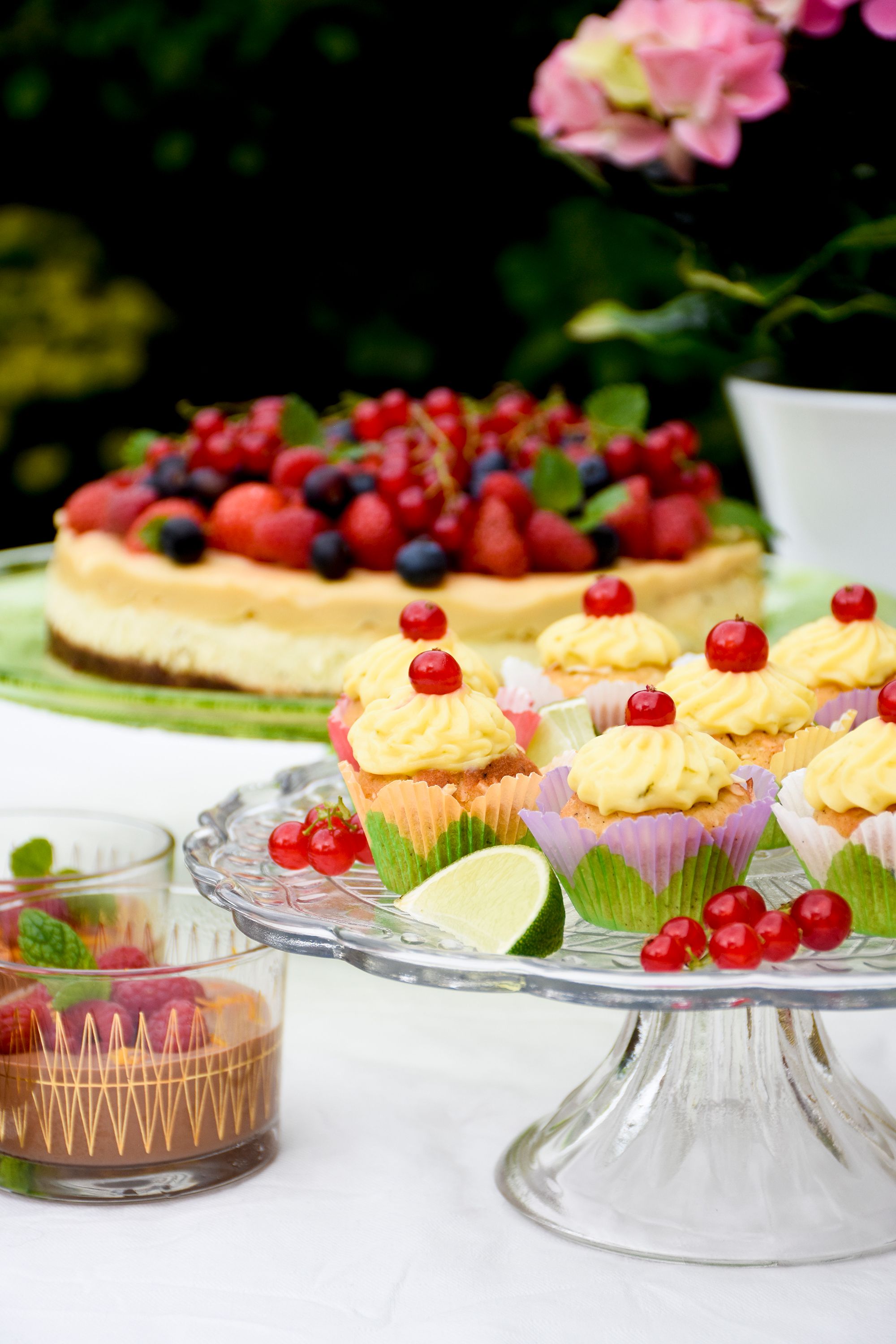 Kokoscupcakes med limekräm och röda vinbär