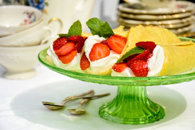 LCHF-wrap med vaniljkräm, grädde och jordgubbar