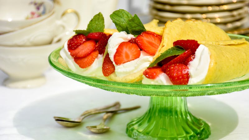 LCHF-wrap med vaniljkräm, grädde och jordgubbar