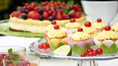 Kokoscupcakes med limekräm och röda vinbär