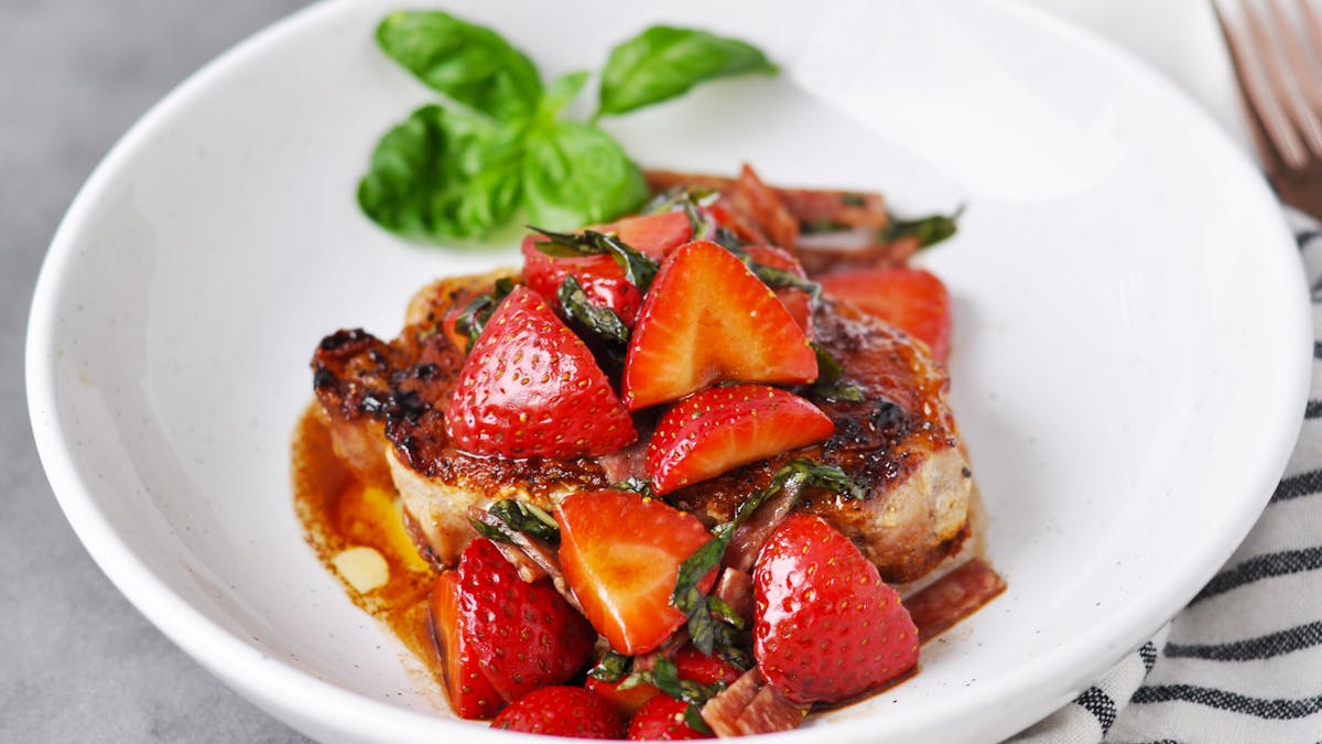 Fläskkotlett med balsamicomarinerade jordgubbar