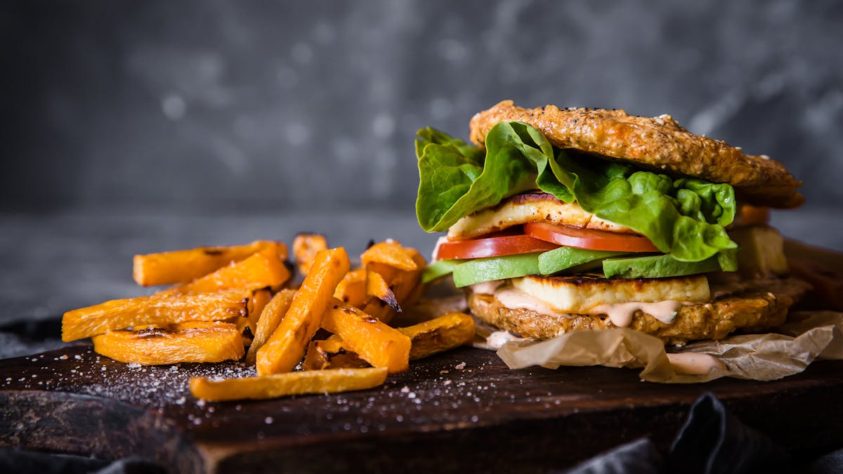 Halloumiburgare med kålrotspommes