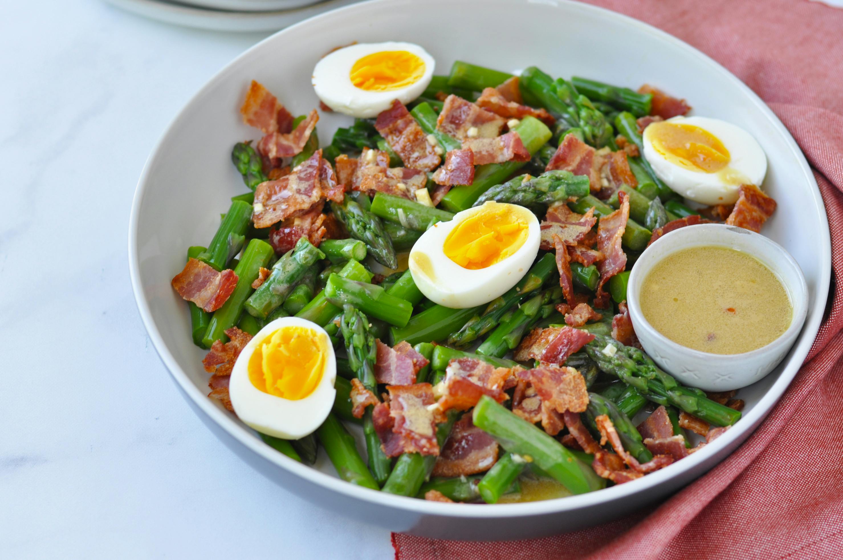Sallad med sparris, ägg och bacon