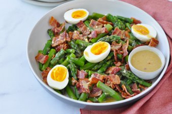 Sallad med sparris, ägg och bacon