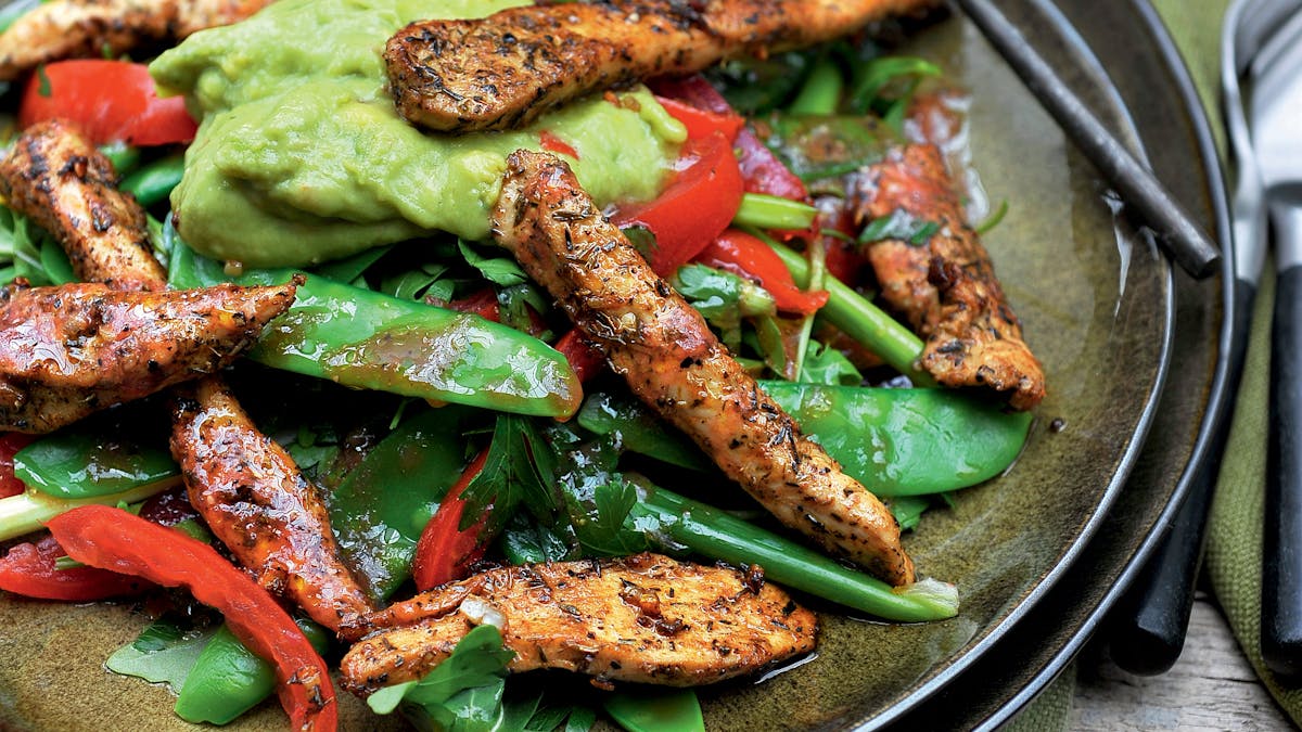 Kycklingsallad med cajunkrydda och avokadokräm