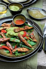 Kycklingsallad med cajunkrydda och avokadokräm