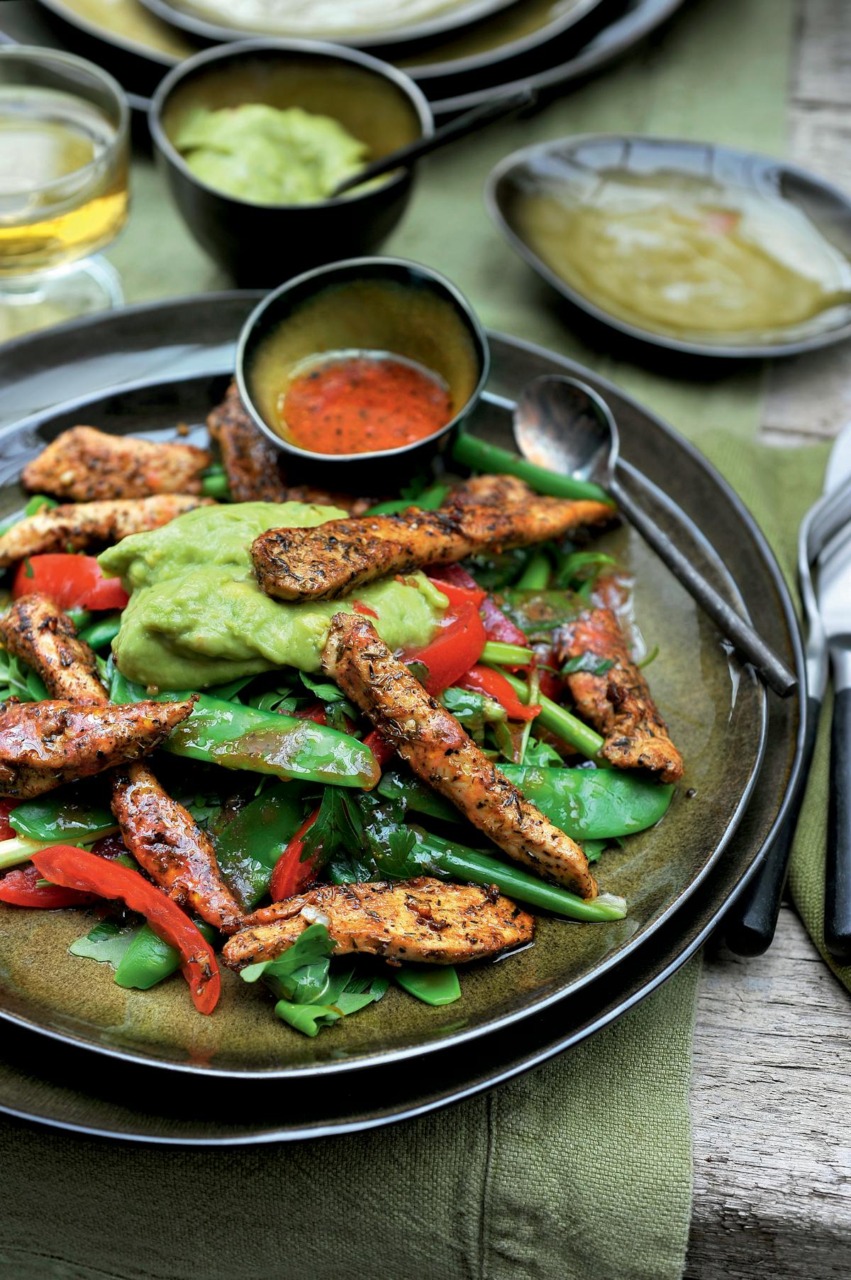 Kycklingsallad med cajunkrydda och avokadokräm