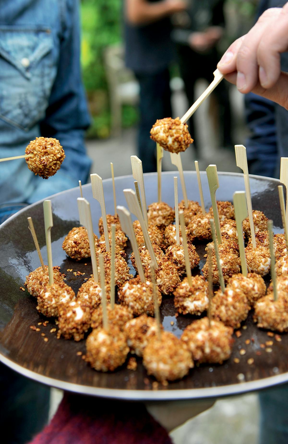 Getostbollar med marinerade sesamfrön