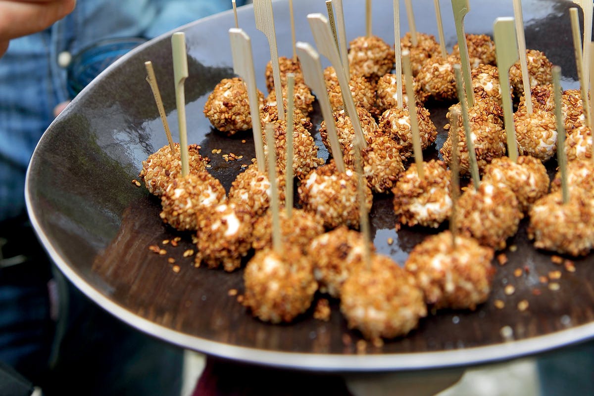 Getostbollar med marinerade sesamfrön