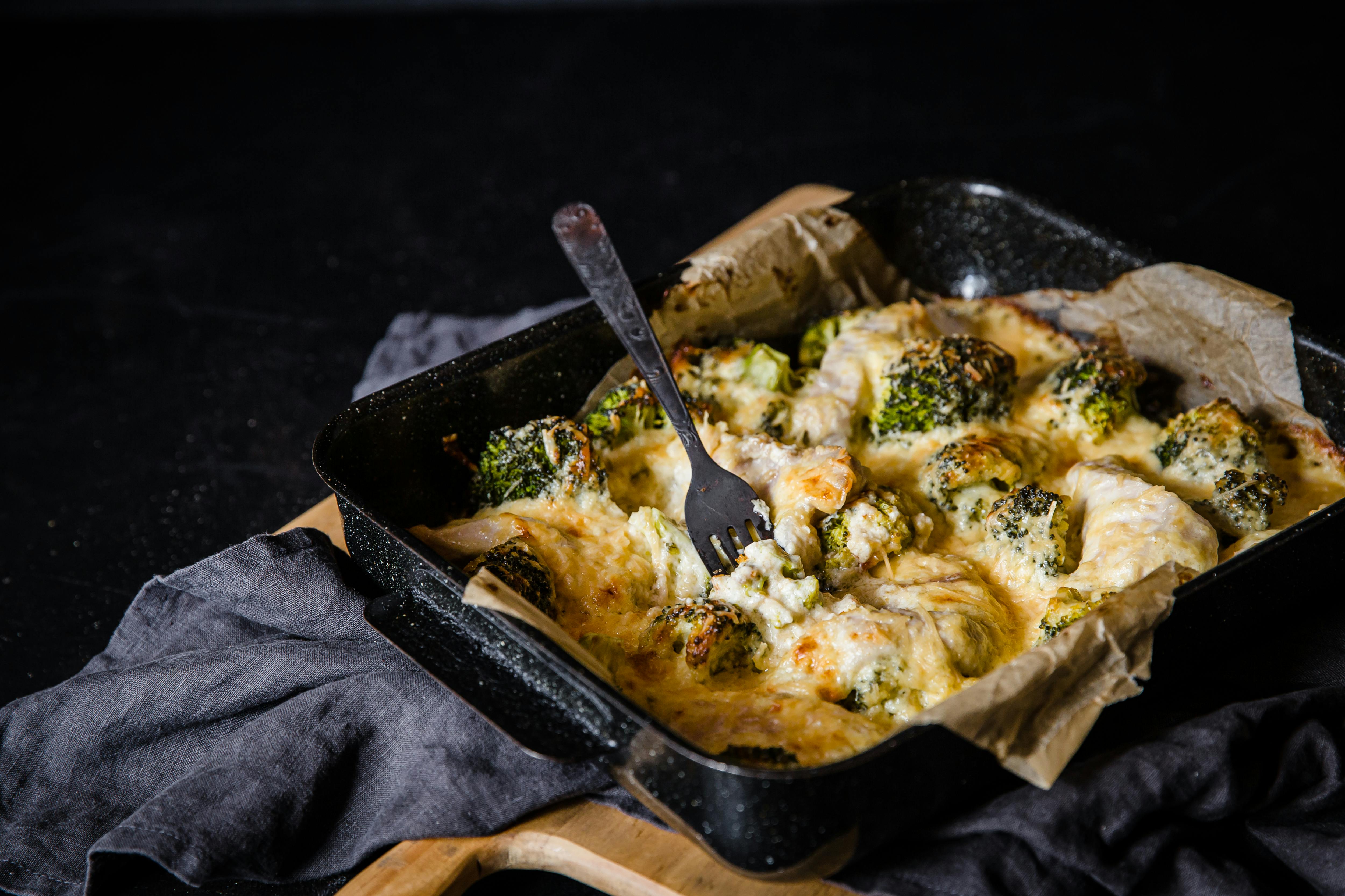 LCHF-gratäng med fläskkotlett och broccoli