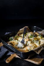 LCHF-gratäng med fläskkotlett och broccoli