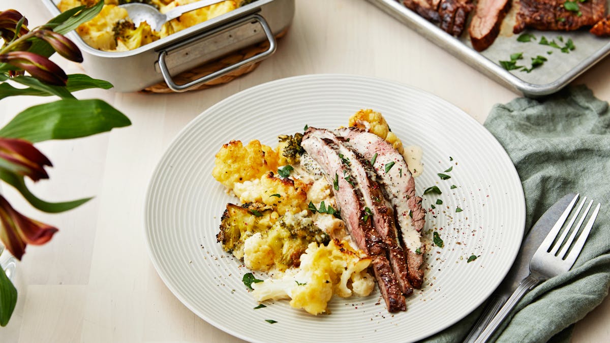 Flankstek med pepparsås och blomkål- och broccoligratäng
