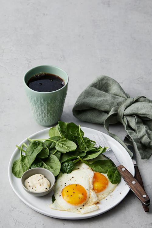 Enkel LCHF-frukost med stekta ägg