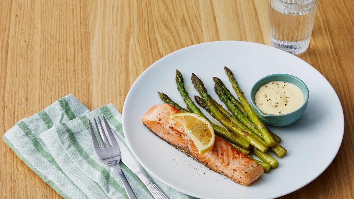 Stekt lax med sparris och hollandaise