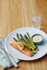 Stekt lax med sparris och hollandaise