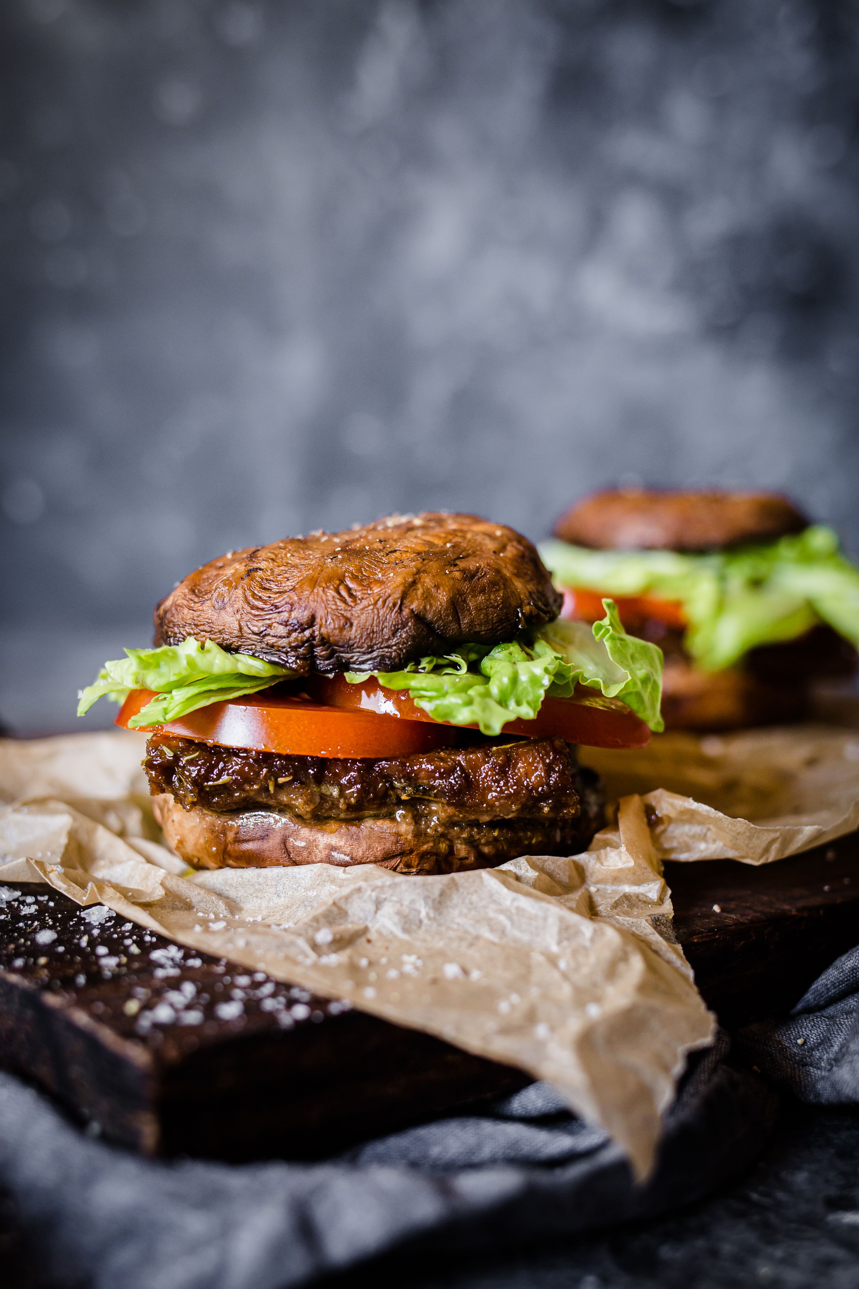 Vegansk burgare med tempeh och portabellobröd