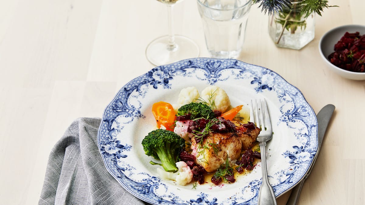 Smörstekt torsk med kapris och rödbetsröra