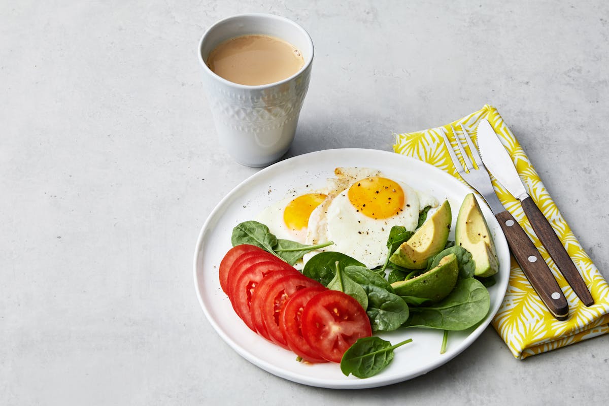 Enkel LCHF-frukost med stekta ägg och grönsaker