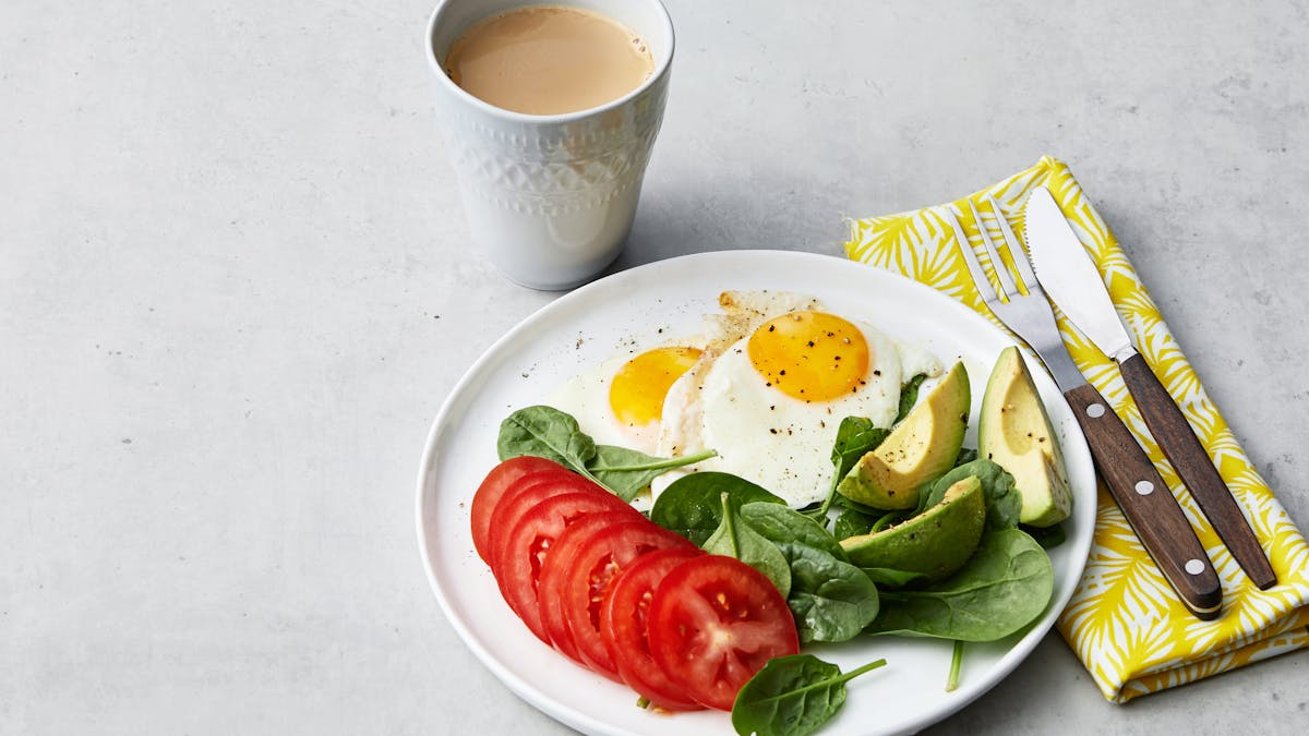 Enkel LCHF-frukost med stekta ägg och grönsaker