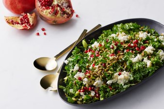 Grönkålssallad med getost och granatäpple