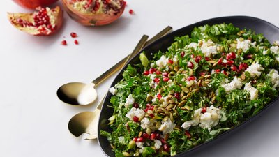 Grönkålssallad med getost och granatäpple