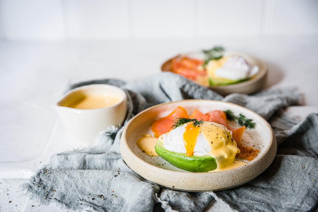 Matlagningsvideo: Ägg Benedict i avokado