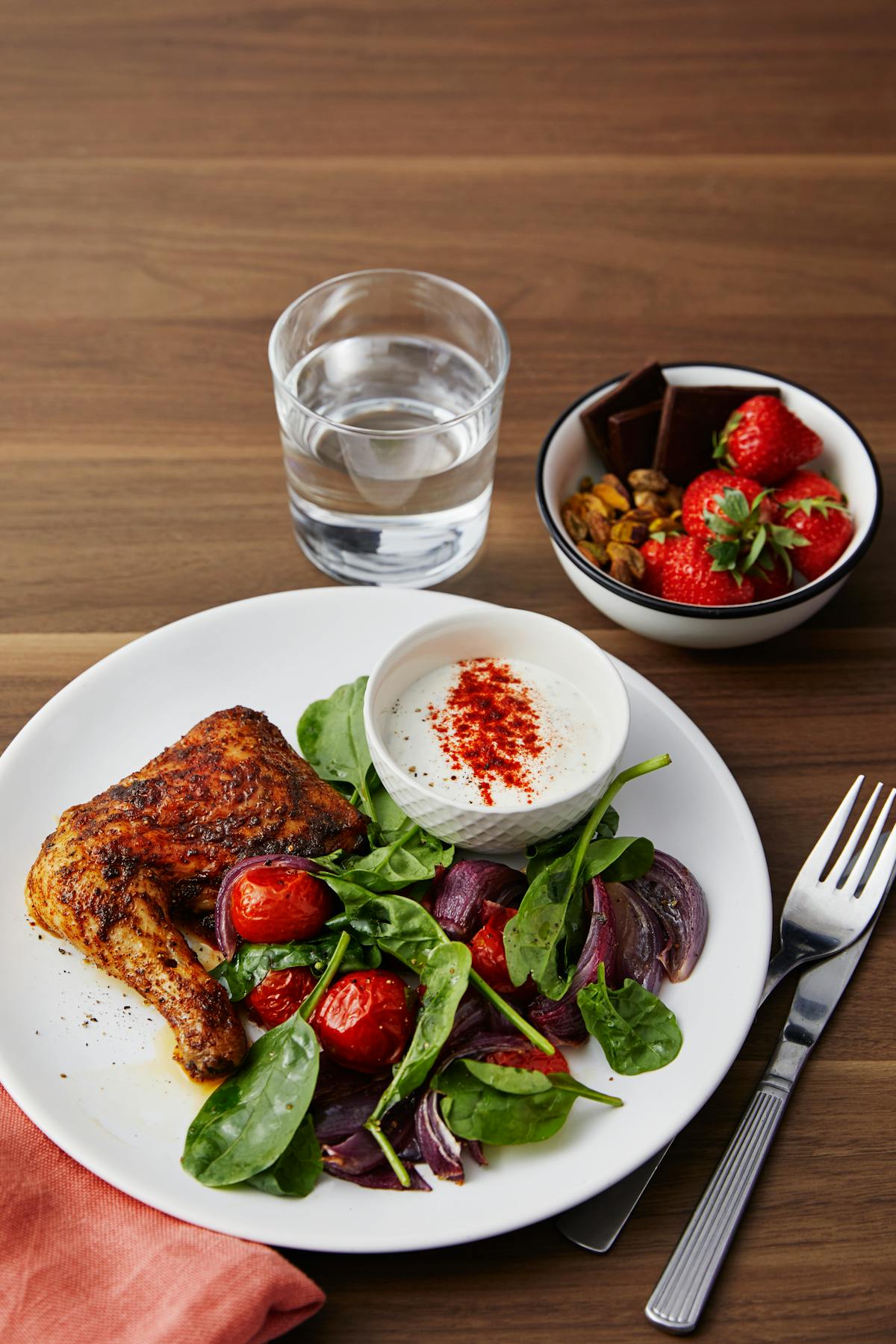 Kycklingklubbor med grönsaker, paprikasås och dessert