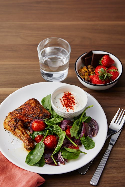 Kycklingklubbor med grönsaker, paprikasås och dessert