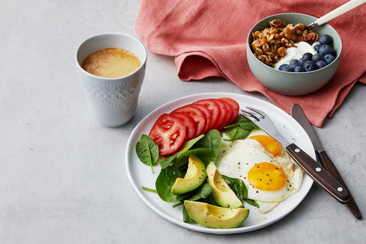 Lyxig liberal LCHF-frukost med stekta ägg och yoghurt