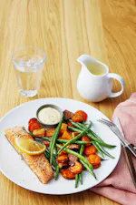 Ugnsbakad lax med rotfrukter, haricot verts och hollandaise