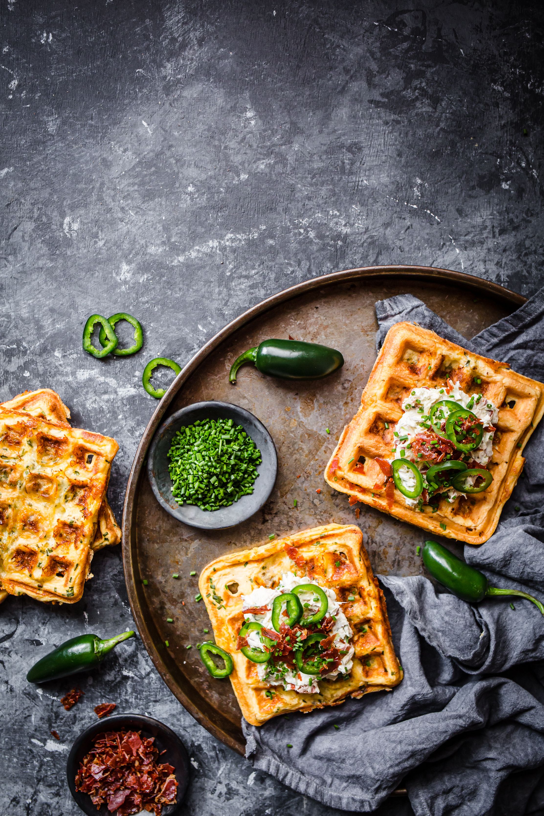 Chaffles med jalapeños och bacon