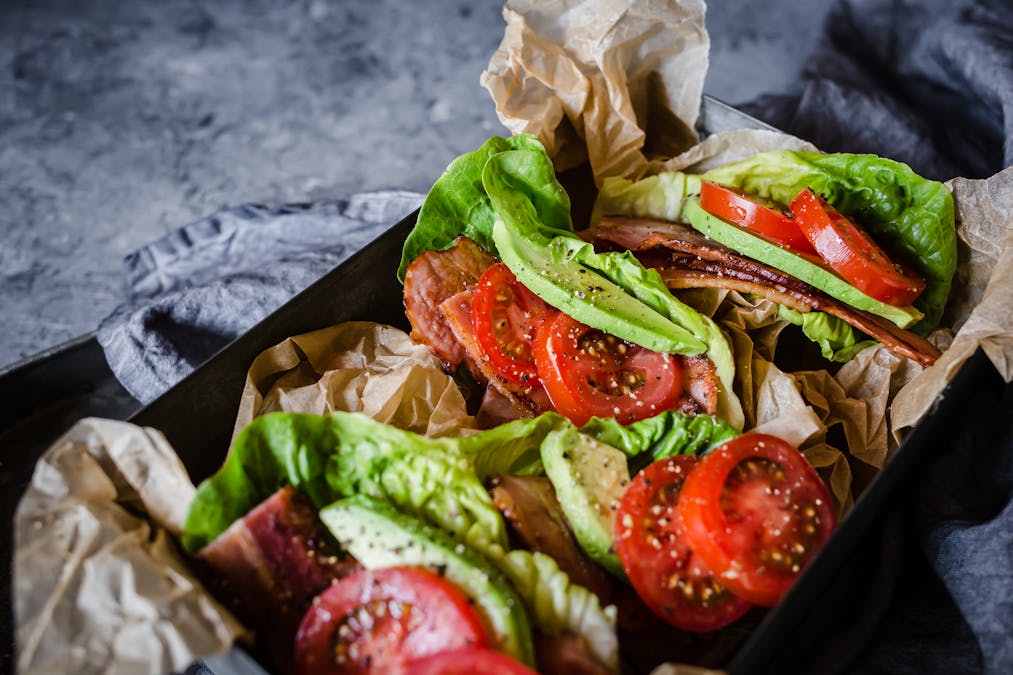 Salladssmörgås med bacon och avokado