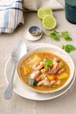 Sydamerikansk sancocho-soppa med kyckling