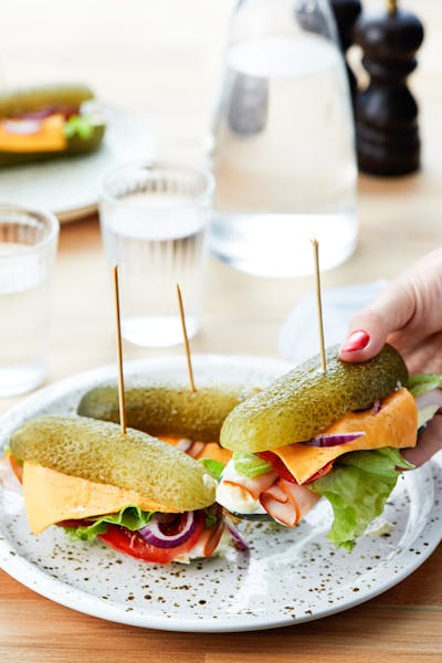 Gurksandwich med kalkon och senapsmajonnäs