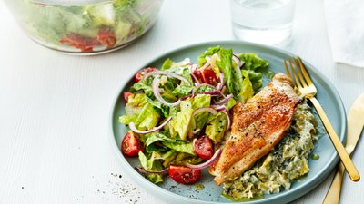 Fylld kycklingfilé med spenat och kronärtskocka