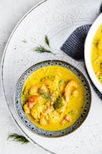 Het fisksoppa med curry och räkor