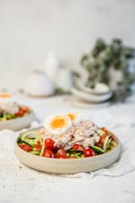 Snabblagad sallad med tonfiskröra och zoodles