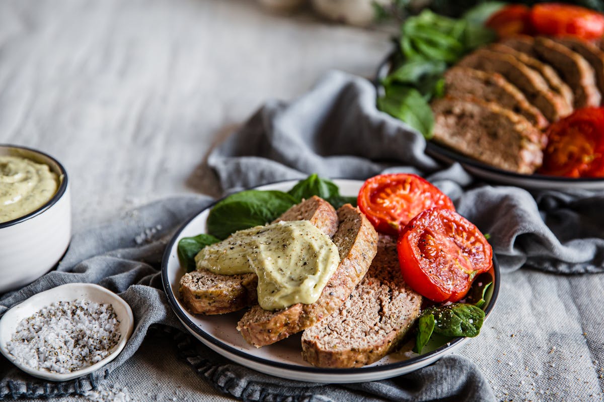 Italiensk köttfärslimpa med ugnsbakade tomater och pestomajonnäs