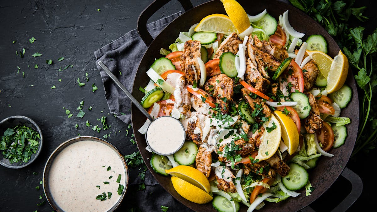 Gyrossallad med kyckling och vitlöksdressing