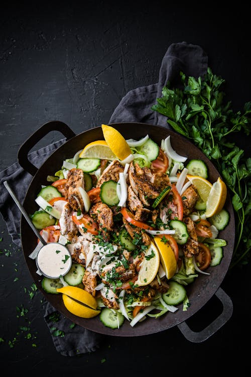 Gyrossallad med kyckling och vitlöksdressing